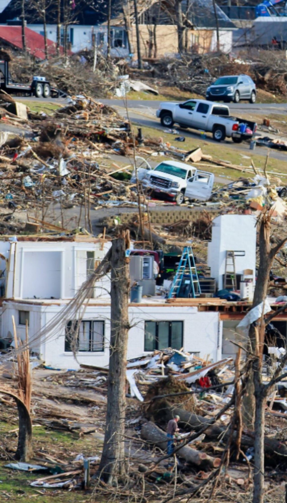 “Minnesota on Its Knees: Tornado Destroys Homes and Hope”