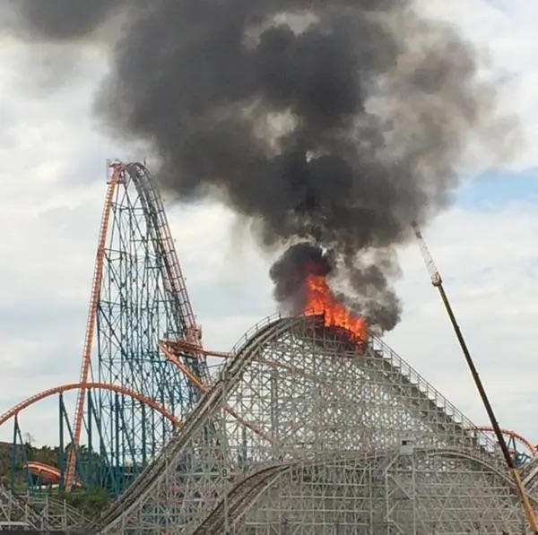 “Roller Coaster Collapse – Screams Turned to Silence in Seconds”