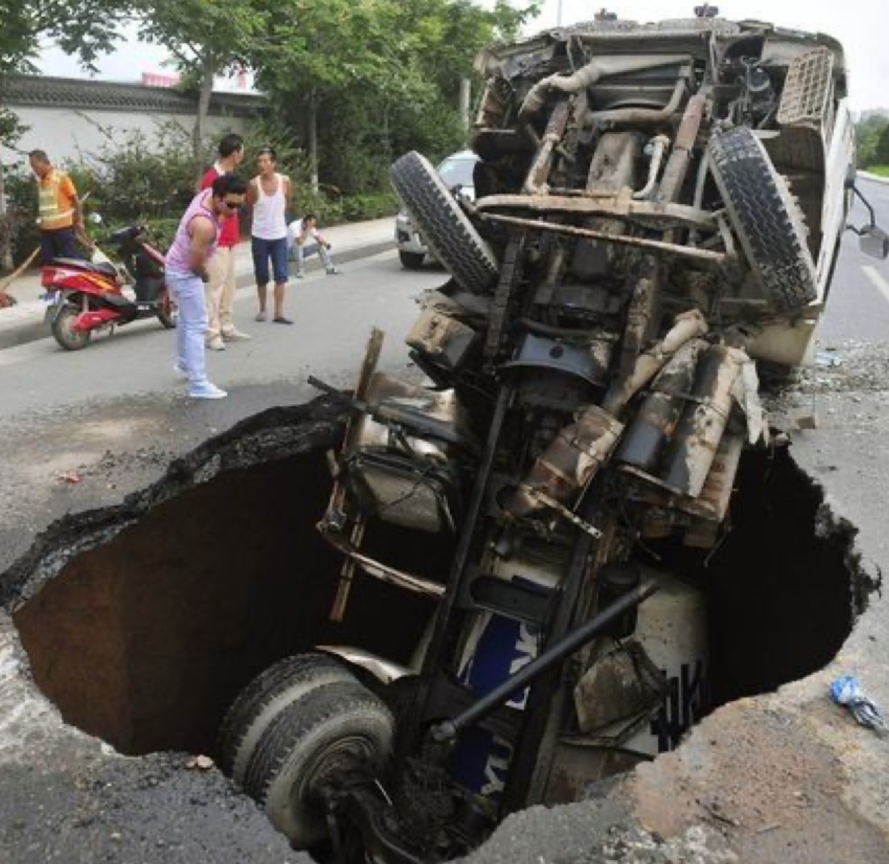MASSIVE SINKHOLE TRAPS PEOPLE IN BROOKSIDE – FIGHTING FOR THEIR LIVES!