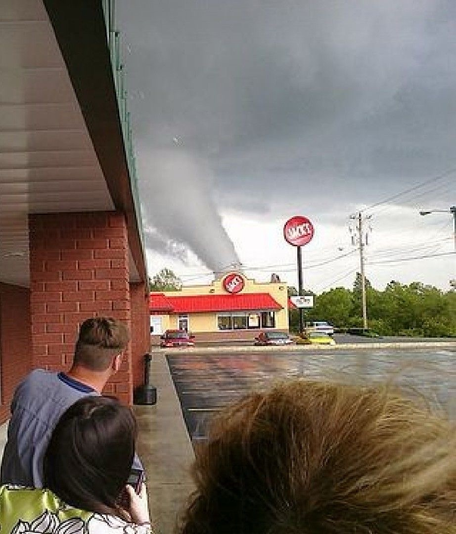 Urgent! Now a severe thunderstorm is moving to the cities of… 